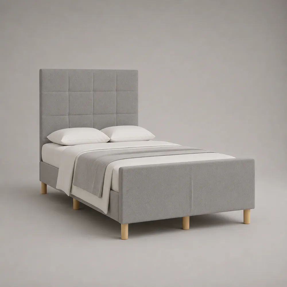 Cadre de lit double rembourré en tissu gris clair et bois avec tête de lit à panneaux, couchage 140 × 190 cm