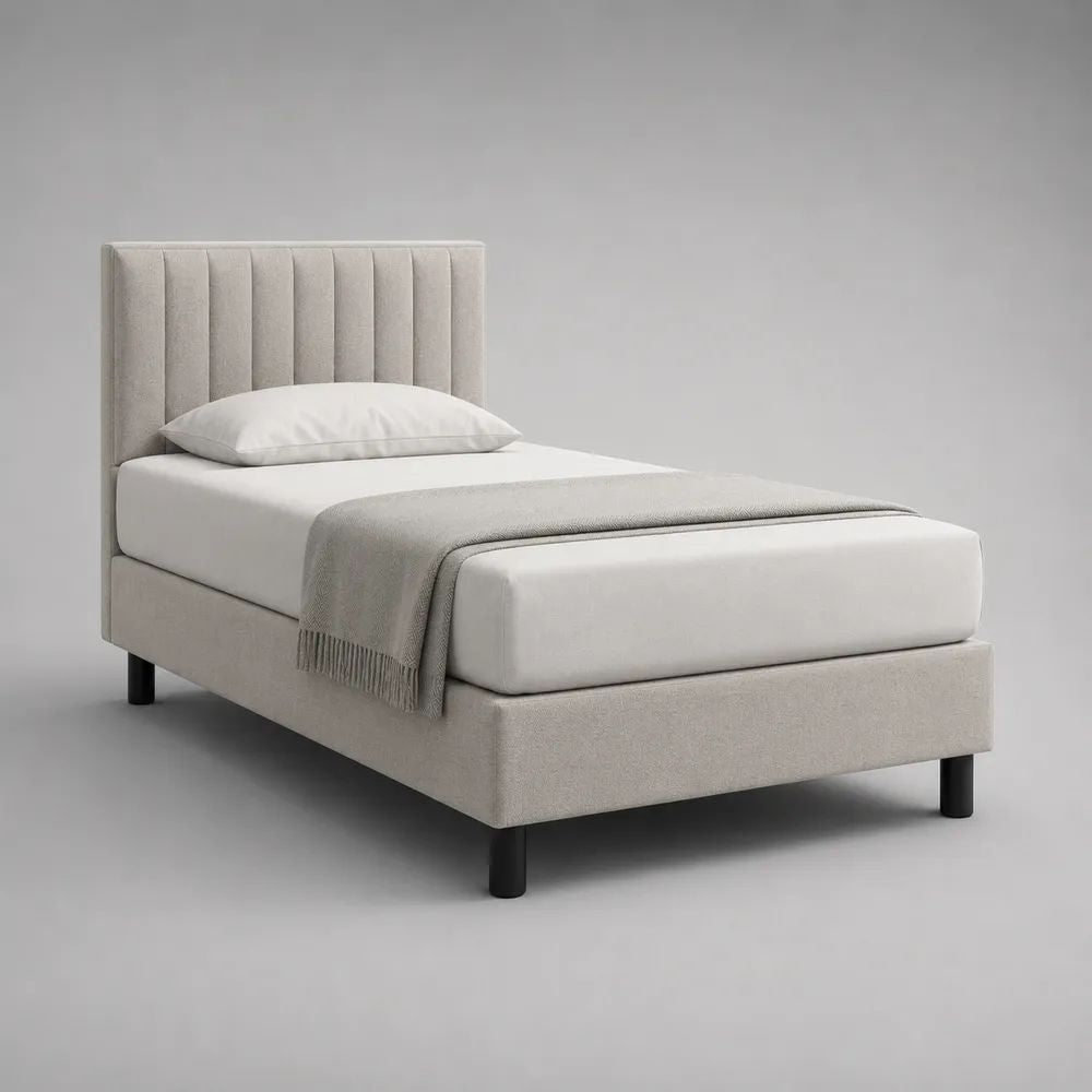 Lit simple rembourré en tissu beige avec tête de lit à panneaux verticaux et sommier à lattes, couchage 90 × 190 cm
