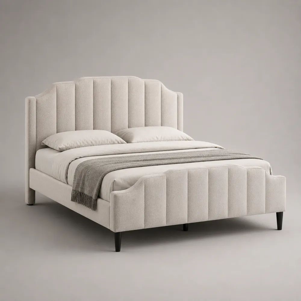 Lit double rembourré en bois et tissu écru, couchage 160 × 200 cm, dimensions 177 × 218 × 126 cm, tête et pied de lit à panneaux verticaux